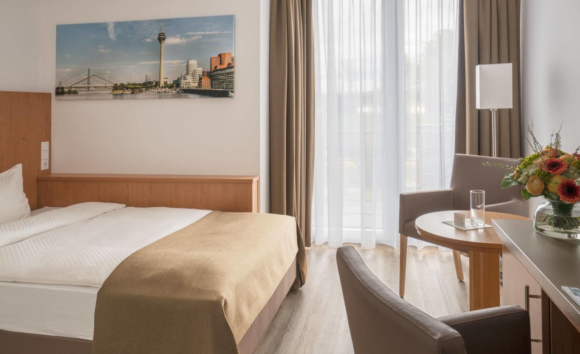 Hotel Chrisma Дюселдорф Екстериор снимка